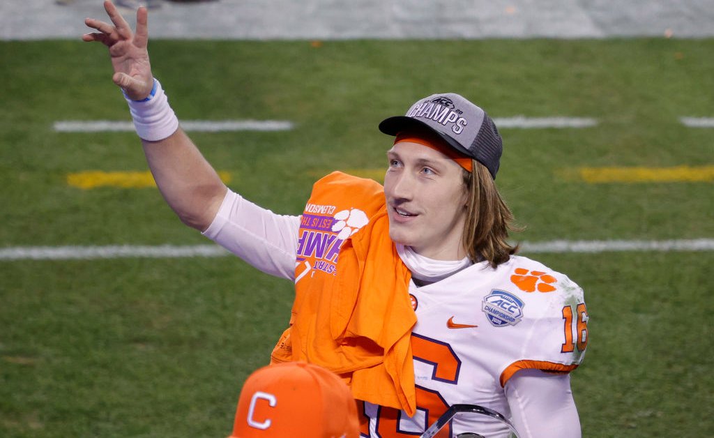 Trevor Lawrence bär officiellt tröja nr 16 för att gå med i Jacksonville Jaguars